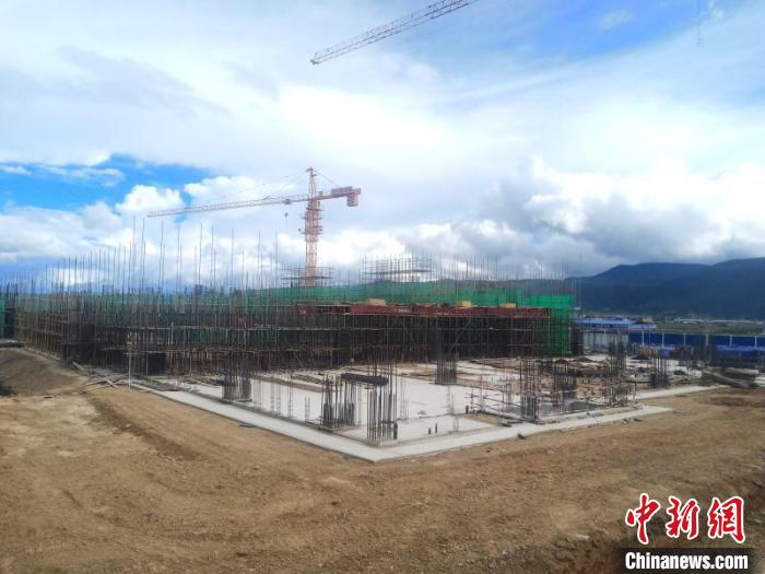 圖為香格里拉站實(shí)現(xiàn)封頂。中國(guó)鐵路昆明局集團(tuán)供圖