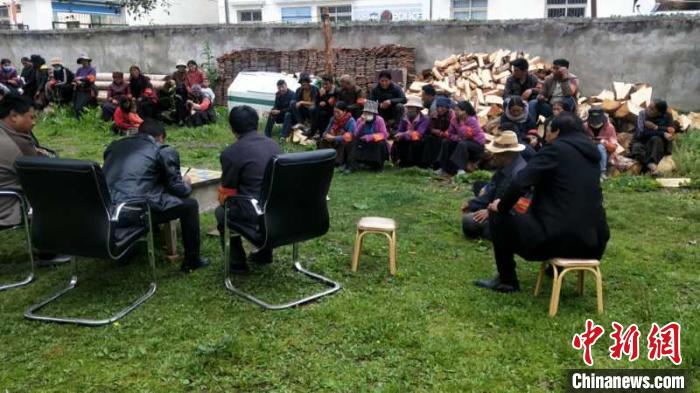 村民接受防火常識(shí)教育。若爾蓋縣林業(yè)和草原局供圖