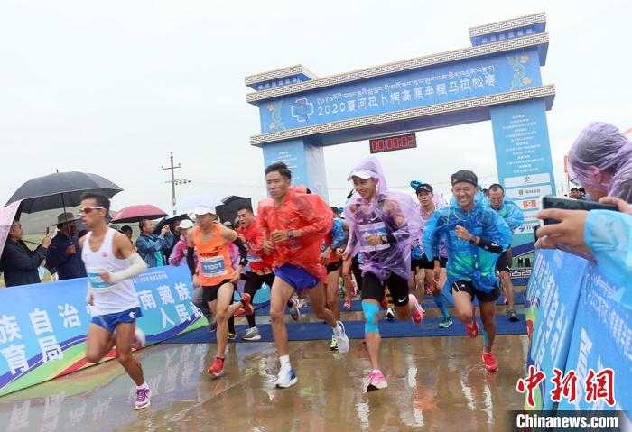 8月23日，拉卜楞高原半程馬拉松在甘加秘境景區(qū)鳴槍開跑?！「哒?攝