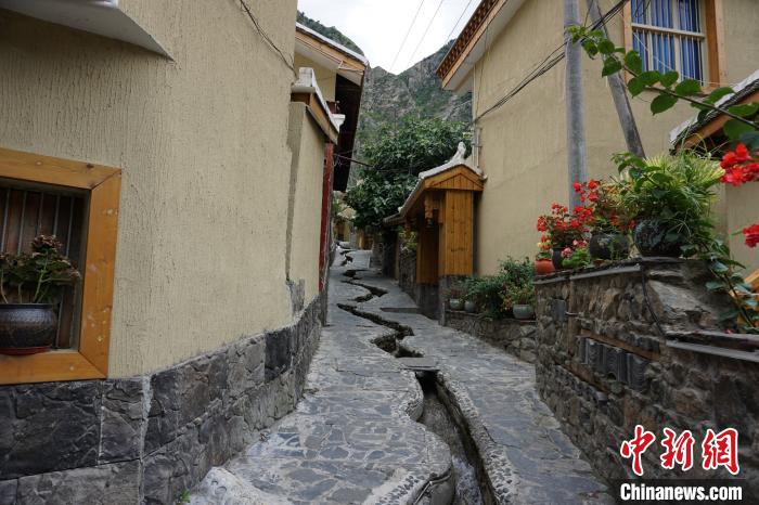 沿溪流分布的若吉村民宿。　祝歡 攝