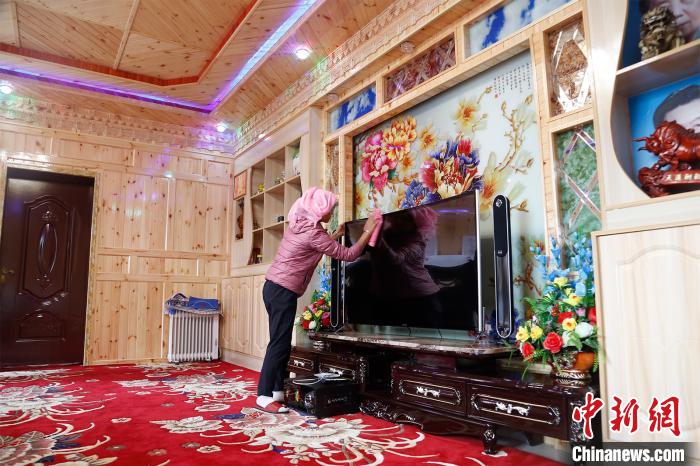 圖為做家務(wù)的項(xiàng)青達(dá)杰妻子?！●R銘言 攝