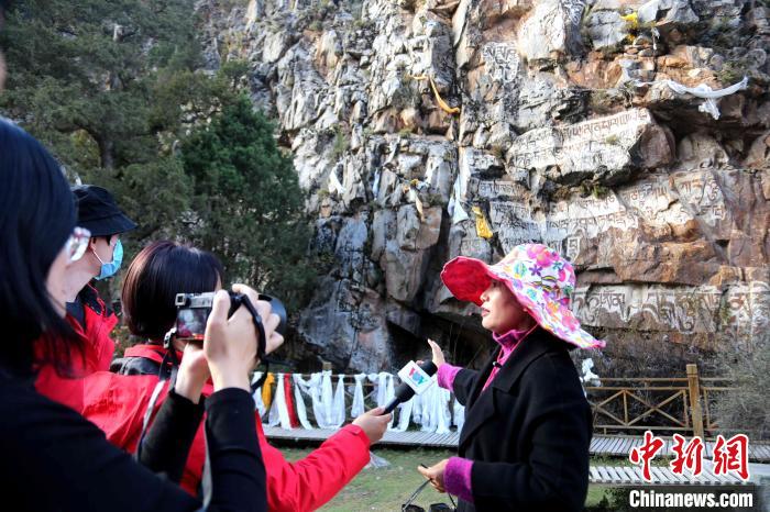 圖為中外媒體在玉樹州玉樹市采訪文旅融合情況?！?zhí)砀?攝