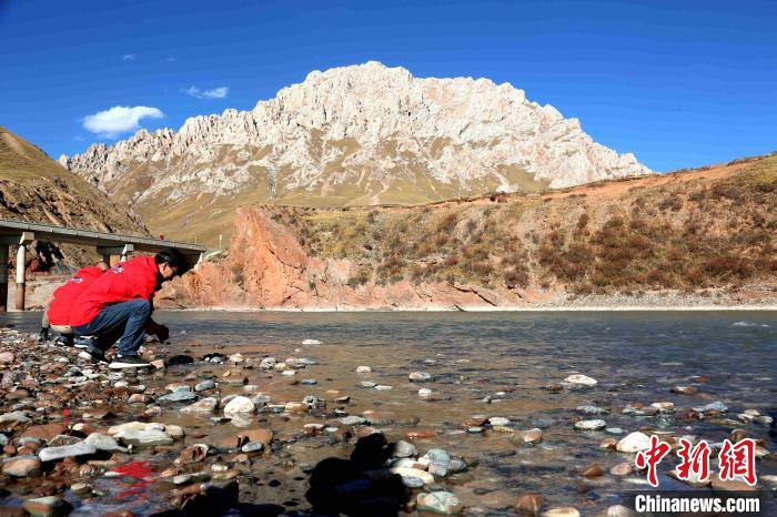 圖為中外記者在雜多縣境內(nèi)的瀾滄江干流采訪當(dāng)?shù)厣鷳B(tài)保護(hù)情況?！?zhí)砀?攝