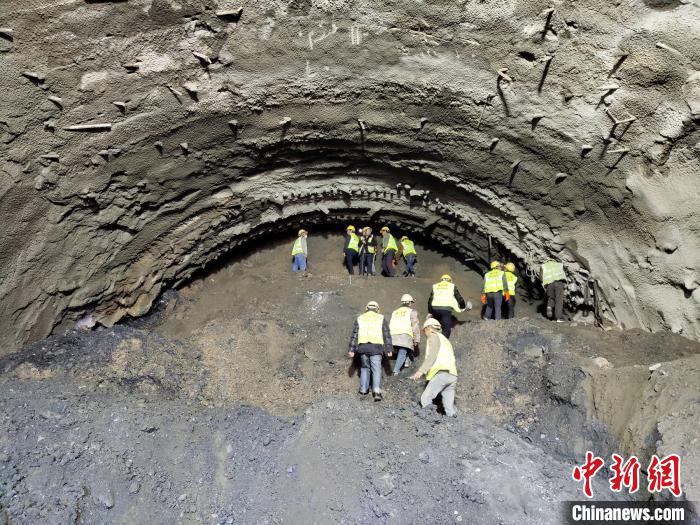 圖為久馬高速查針梁子隧道施工現(xiàn)場(chǎng)?！⊥貔i 攝