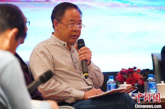 圖為青海省藝術(shù)研究所所長(zhǎng)、文化學(xué)者耿占坤發(fā)表觀點(diǎn)?！√K丹 攝