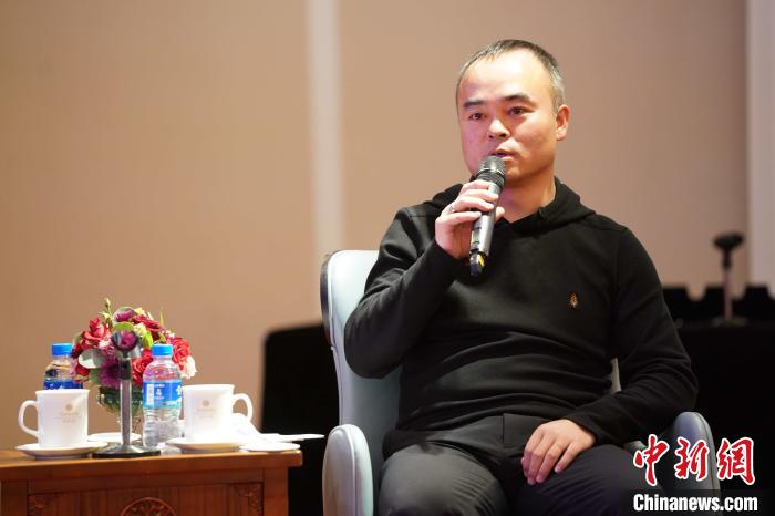 圖為<a target='_blank' >中新社</a>青海分社社長(zhǎng)胡鐘藝就加強(qiáng)瀾湄流域新聞報(bào)道發(fā)表觀點(diǎn)。　蘇丹 攝