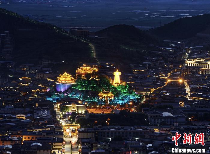 圖為滇藏茶馬古道重鎮(zhèn)獨(dú)克宗古城已成為知名旅游景點(diǎn)?！『蜁匝?攝