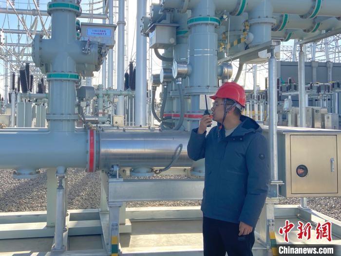 圖為國網(wǎng)青海檢修公司專業(yè)人員在沙柳變電站驗收設(shè)備?！√岂?攝