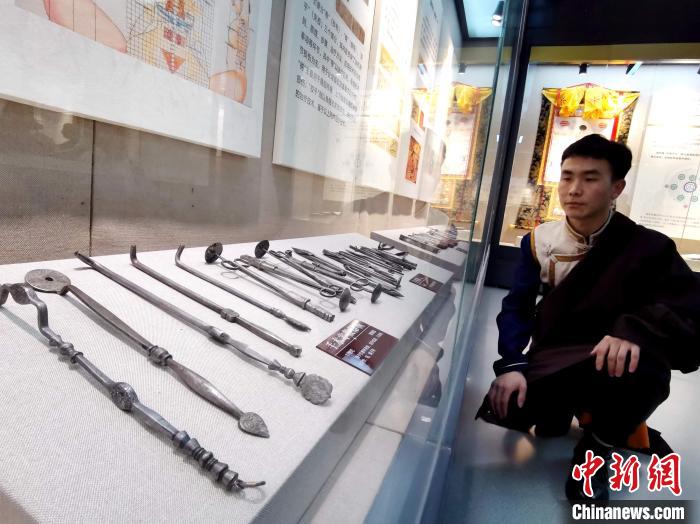圖為陳展的藏醫(yī)手術(shù)器械?！?zhí)砀?攝