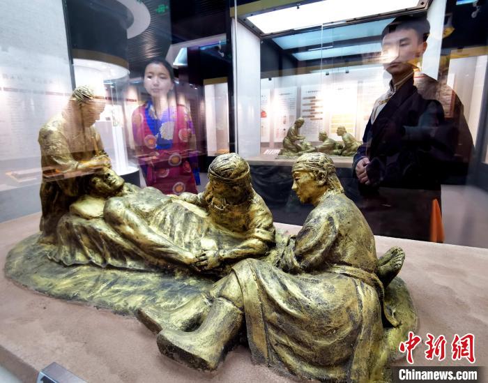 圖為模擬的藏醫(yī)眼科手術(shù)場(chǎng)景。　張?zhí)砀?攝