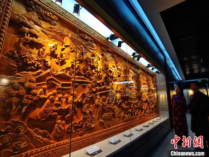 圖為青海大學(xué)民族醫(yī)學(xué)博物館陳展的歷代知名藏醫(yī)浮雕?！?zhí)砀?攝