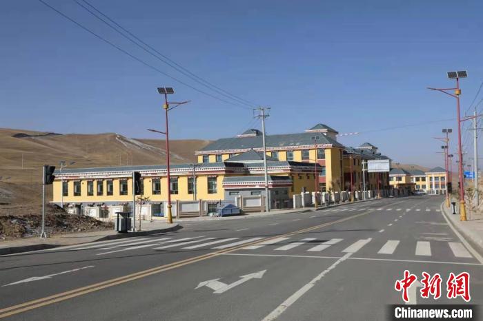 青海黃河岸畔“脫貧戰(zhàn)歌”：村民感受“穩(wěn)穩(wěn)的幸?！?/></a></div>
                        <div   id=