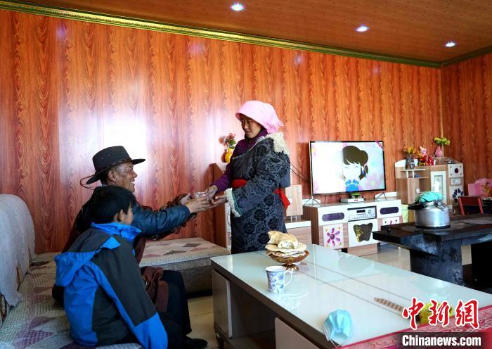 圖為易地搬遷后的哇保家?！〔彭?xiàng)什姐 攝