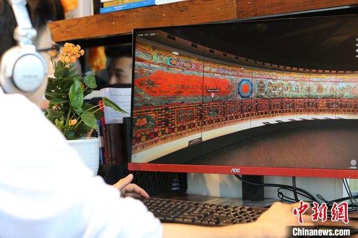 2月23日，青海西寧，市民利用VR瀏覽長達608米的《中國藏族文化藝術彩繪大觀》。農(nóng)歷辛丑牛年新年“巧遇”藏歷鐵牛新年，青海高原農(nóng)牧民特別是生活在城市的藏族民眾，正享受從“流口水”的糌粑到“鎮(zhèn)館之寶”VR體驗的味覺、視覺“大餐”之變。<a target='_blank' ><p  align=