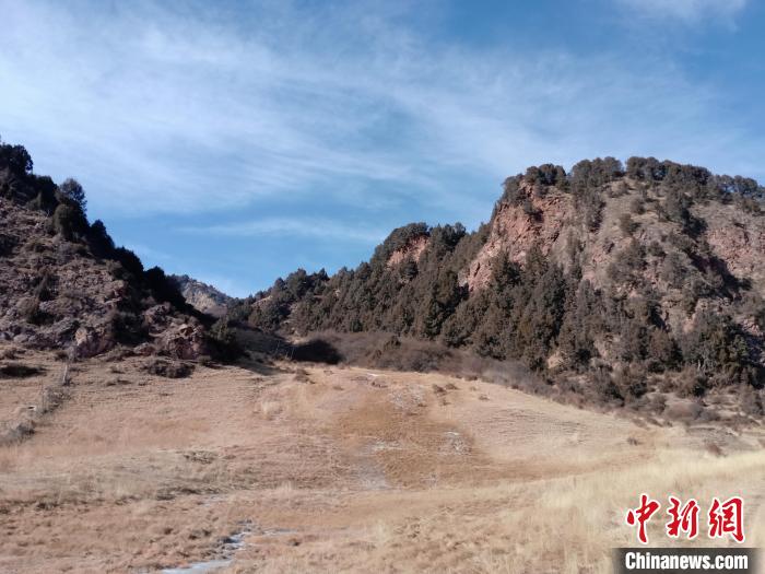 圖為坎布拉外圍地區(qū)的古火山口。孫揚(yáng)益 供圖 孫揚(yáng)益 供圖 攝