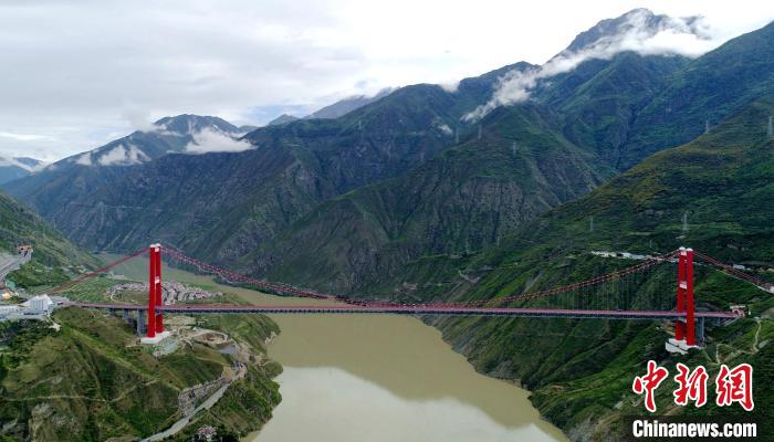 圖為雅康高速瀘定大渡河大橋?！⒅铱?攝