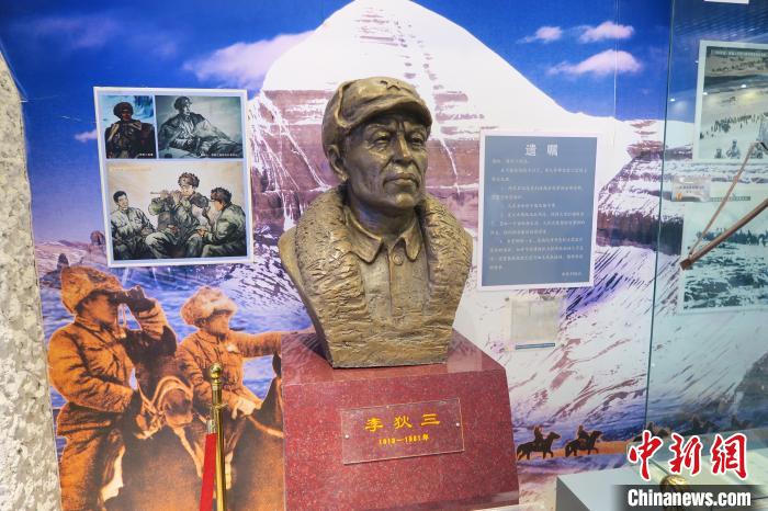 圖為南疆軍區(qū)某合成團(tuán)1連榮譽(yù)室，雕像是進(jìn)藏先遣英雄連總指揮李狄三。　楊程晨 攝