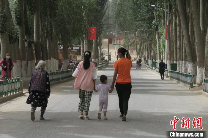 圖為進(jìn)藏先遣英雄連誓師地原址所在的新疆維吾爾自治區(qū)和田地區(qū)于田縣普魯村現(xiàn)貌?！畛坛?攝