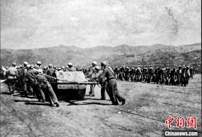 十八軍戰(zhàn)士修建機(jī)場(chǎng)跑道。(歷史圖片由十八軍后代張小康提供，劉炳科翻拍)