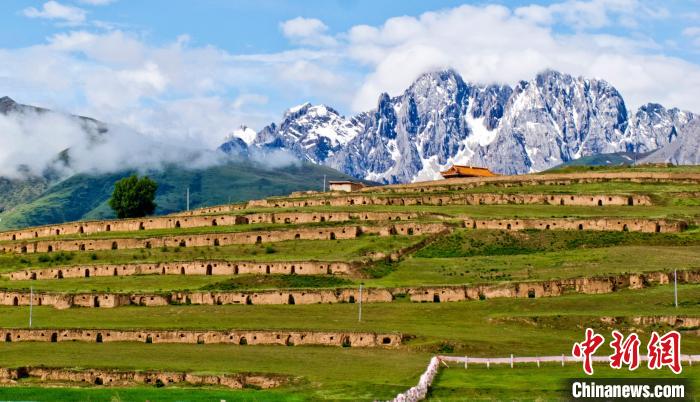 十八軍甘孜窯洞群?！⒅铱?攝