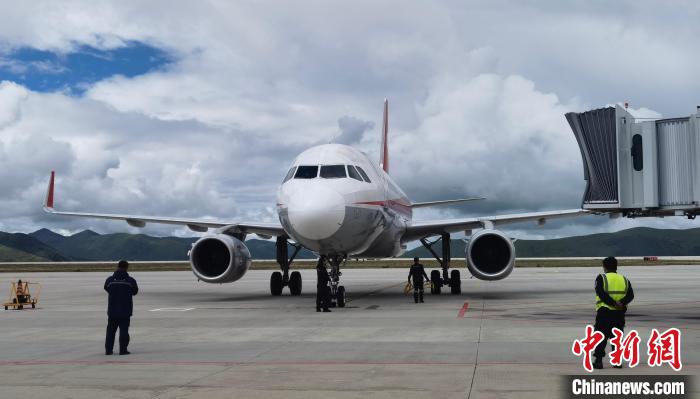 康定機(jī)場(chǎng)一架航班降落?！⒅铱?攝