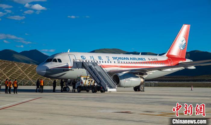 甘孜格薩爾機(jī)場(chǎng)?！⒈?攝