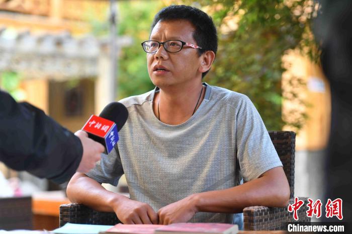 圖為和澗秋接受記者采訪?！⑷疥?攝