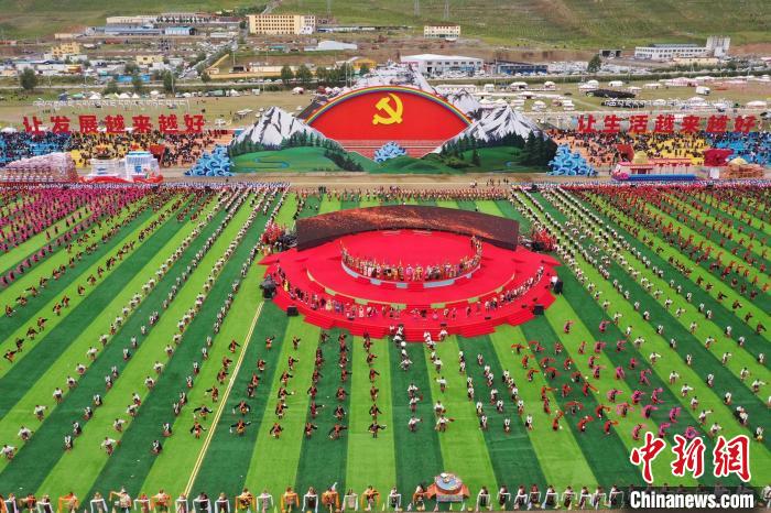 圖為玉樹藏族自治州成立70周年慶祝大會現(xiàn)場?！●R銘言 攝
