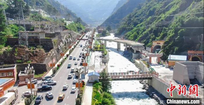 郭達(dá)山隧道進(jìn)口實況?！】蛋蛡髅焦﹫D