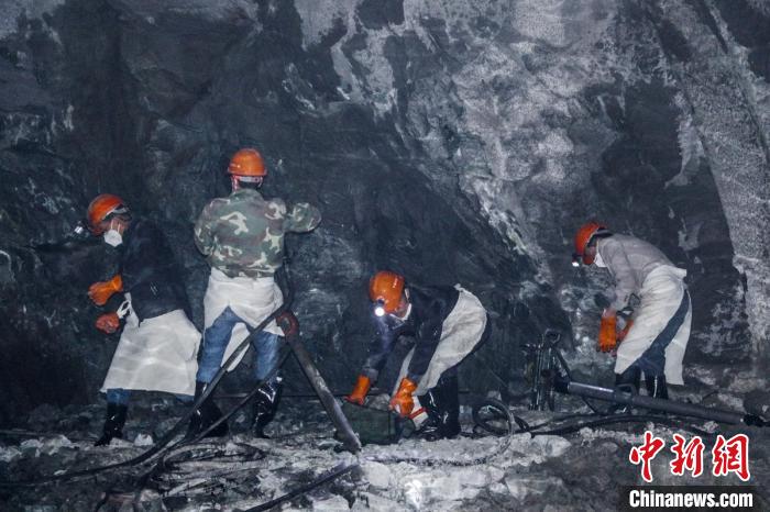 隧道開挖作業(yè)施工現(xiàn)場。　康巴傳媒供圖