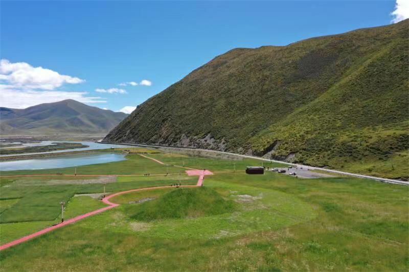 宜牛二村砂場(chǎng)生態(tài)修復(fù)后狀況。甘孜州石渠生態(tài)環(huán)境局供圖