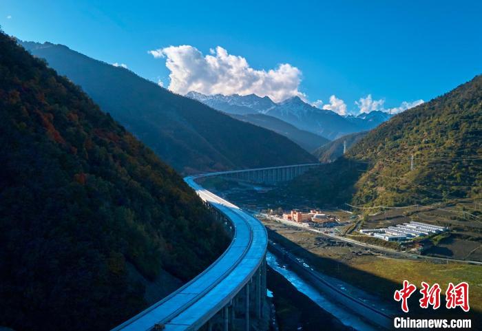 四川平武:九綿高速宛若一條玉帶點(diǎn)綴五彩斑斕的滿(mǎn)山彩林