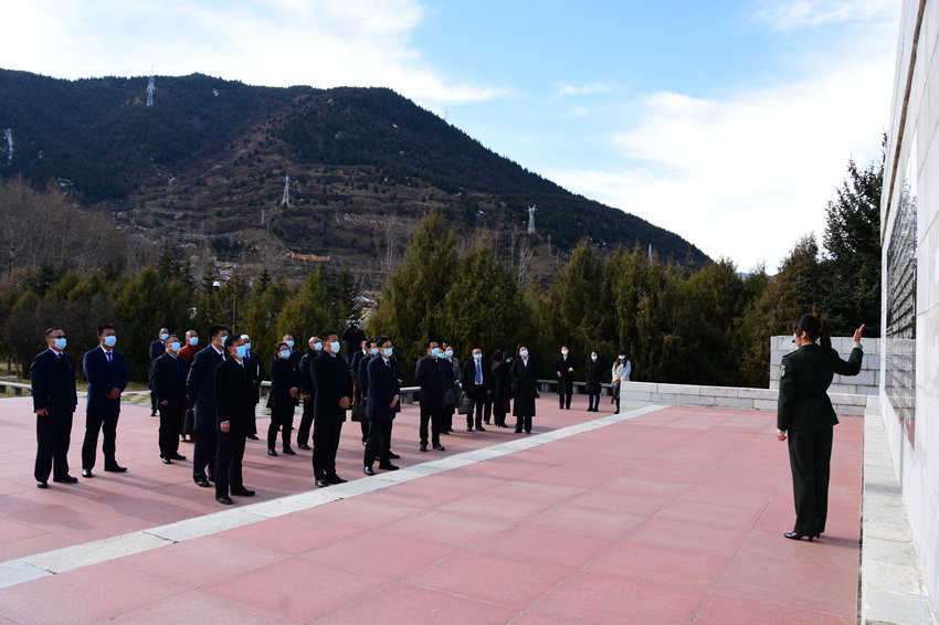 學(xué)習(xí)中心組在紅軍長(zhǎng)征紀(jì)念碑碑園。松潘縣融媒體中心供圖