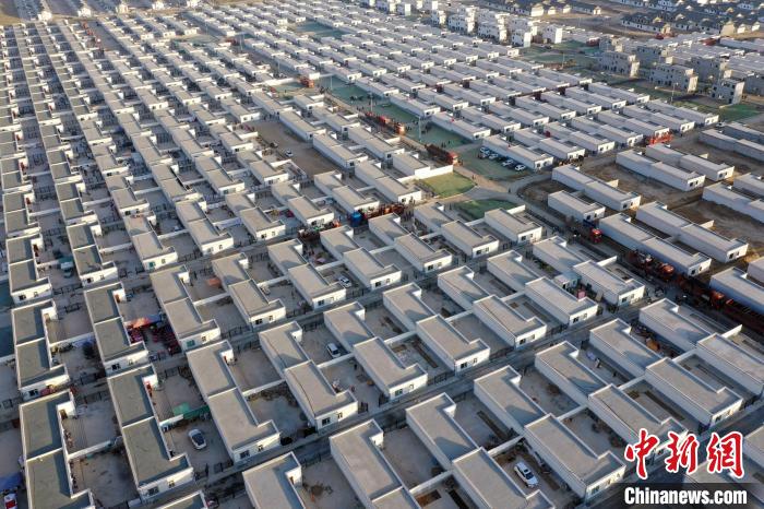 圖為蘭州新區(qū)移民安置區(qū)?！《P 攝