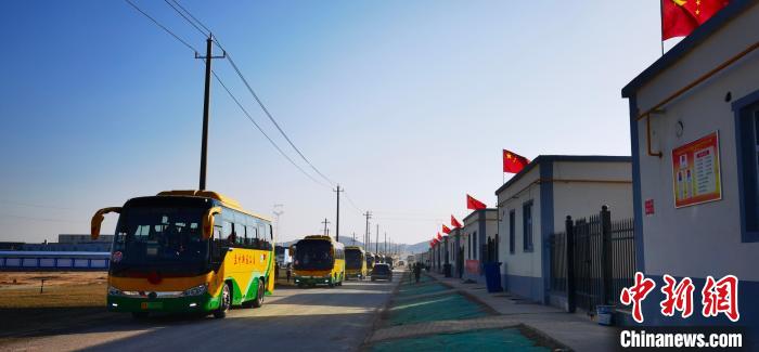 圖為搬遷民眾抵達(dá)安置區(qū)?！∥航ㄜ?攝