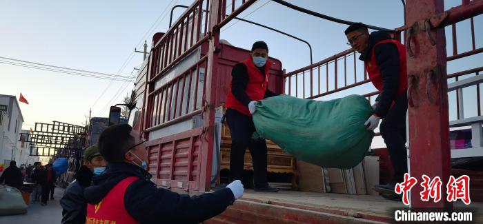 圖為志愿者幫忙搬運(yùn)家具等物資?！∥航ㄜ?攝