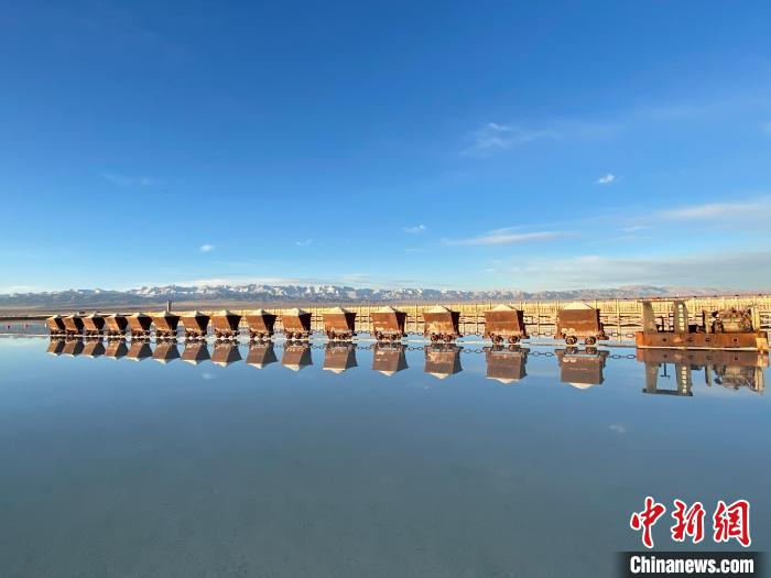 圖為小火車倒影在湖中，湖面如圖明鏡一般?！●R翔 攝