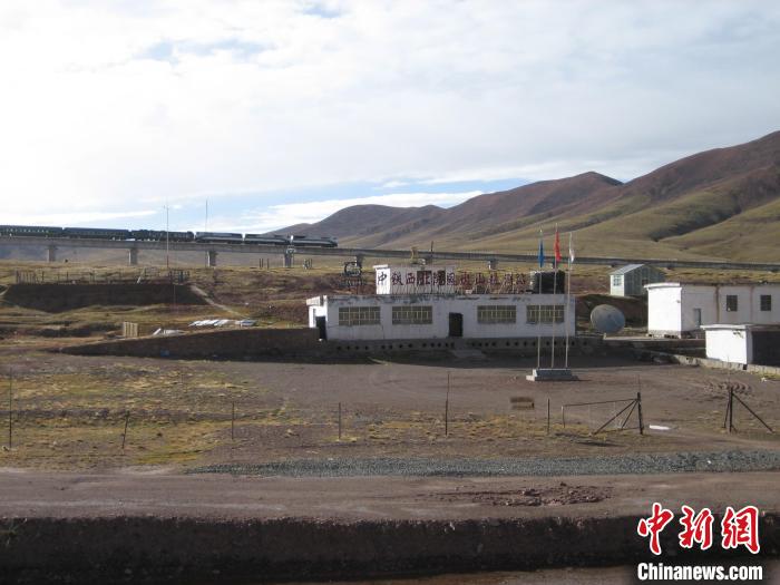 圖為青藏鐵路通車(chē)后列車(chē)經(jīng)過(guò)中鐵西北院風(fēng)火山觀測(cè)站。(資料圖) 中鐵西北科學(xué)研究院供圖