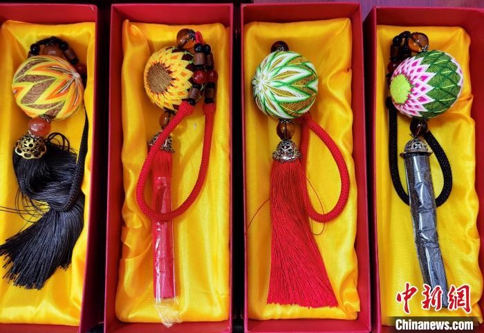 圖為藏繡手工藝品。　祁增蓓 攝