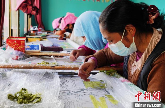 圖為繡娘正在進行刺繡?！●R銘言 攝