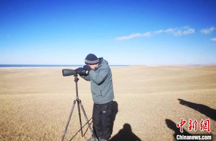 圖為工作人員正在進(jìn)行監(jiān)測?！∏嗪：皡^(qū)保護(hù)利用管理局供圖