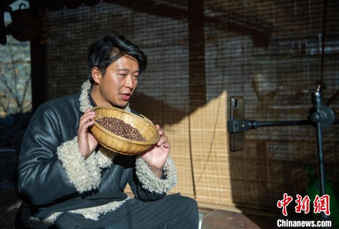 洛桑在鏡頭前介紹家鄉(xiāng)特產(chǎn)?！⒅铱?攝