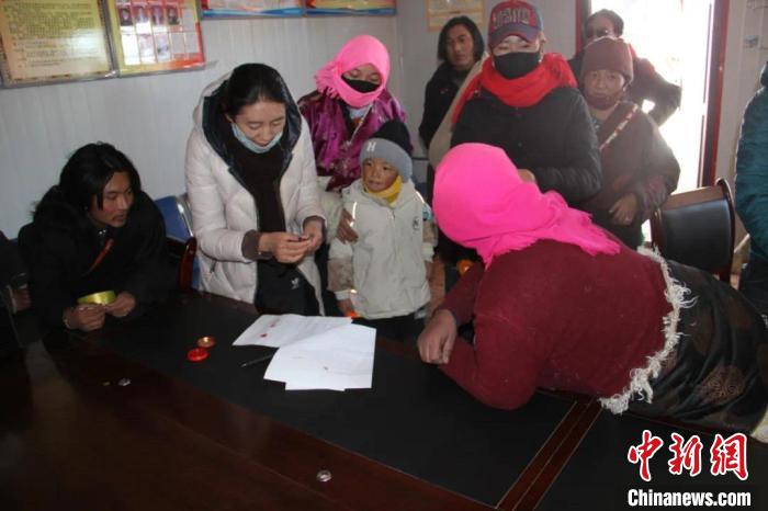 青海省婦聯(lián)追授瑪多縣女干部索拉三八紅旗手稱(chēng)號(hào)