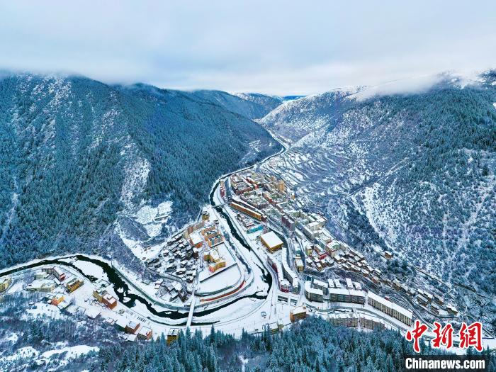 壤塘的雪后美景?！∪捞量h融媒體中心供圖