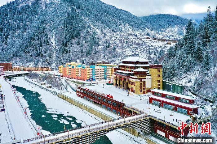 壤塘的雪后美景?！∪捞量h融媒體中心供圖