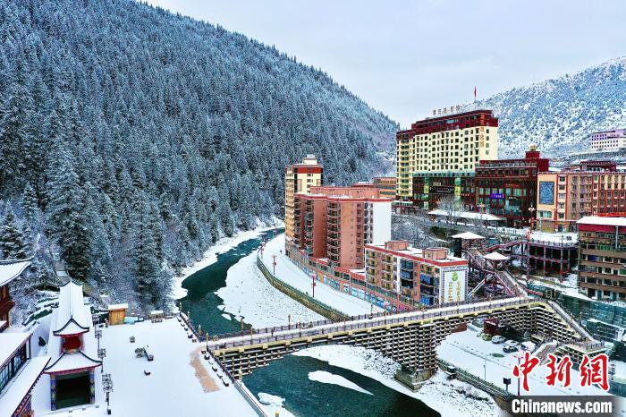 壤塘的雪后美景?！∪捞量h融媒體中心供圖