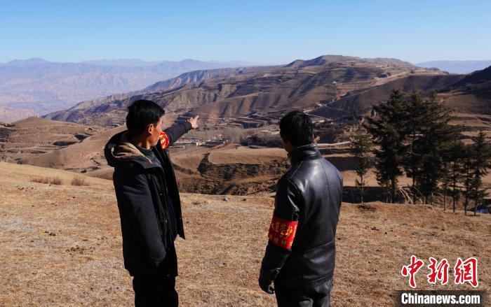 圖為桑杰加(左)和同事望向遠(yuǎn)方?！●R銘言 攝