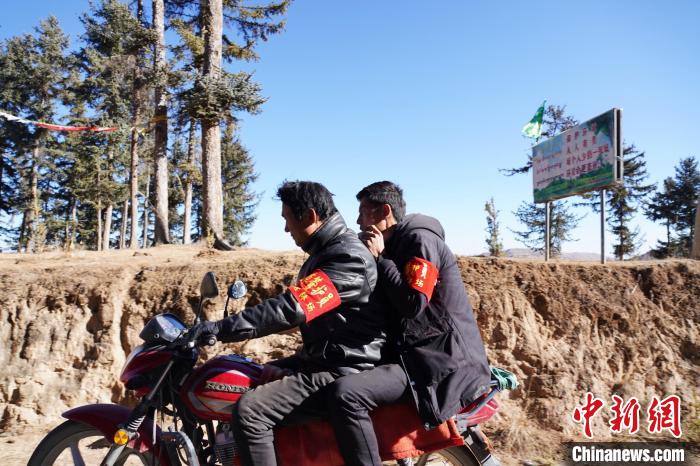 圖為同事騎摩托車載著桑杰加(后)前往林場?！●R銘言 攝