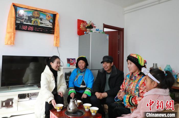 新家是兩層小樓房，一樓布置得充滿現(xiàn)代感，喝著藏式奶茶，一家人聊著今年春節(jié)怎么過(guò)。　丁思 攝