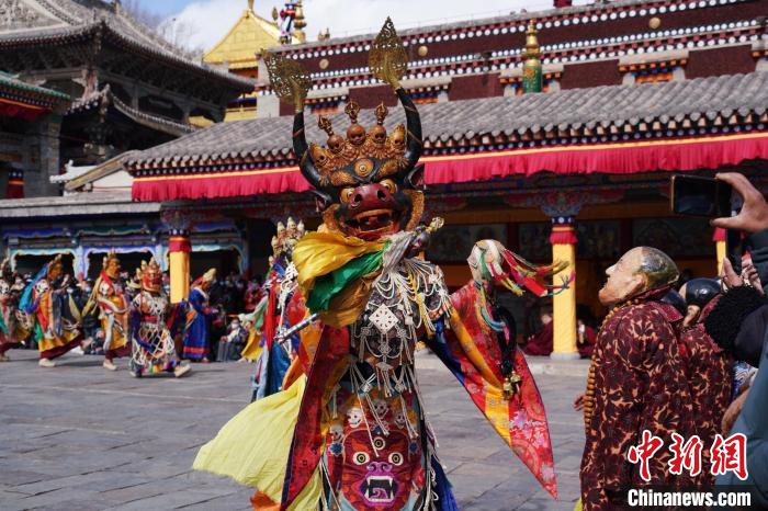 圖為塔爾寺僧侶進行“跳欠”儀式?！●R銘言 攝